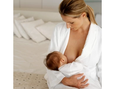 Életmentő anyatej - Miért jó a csecsemőnek, ha féléves koráig szopik?